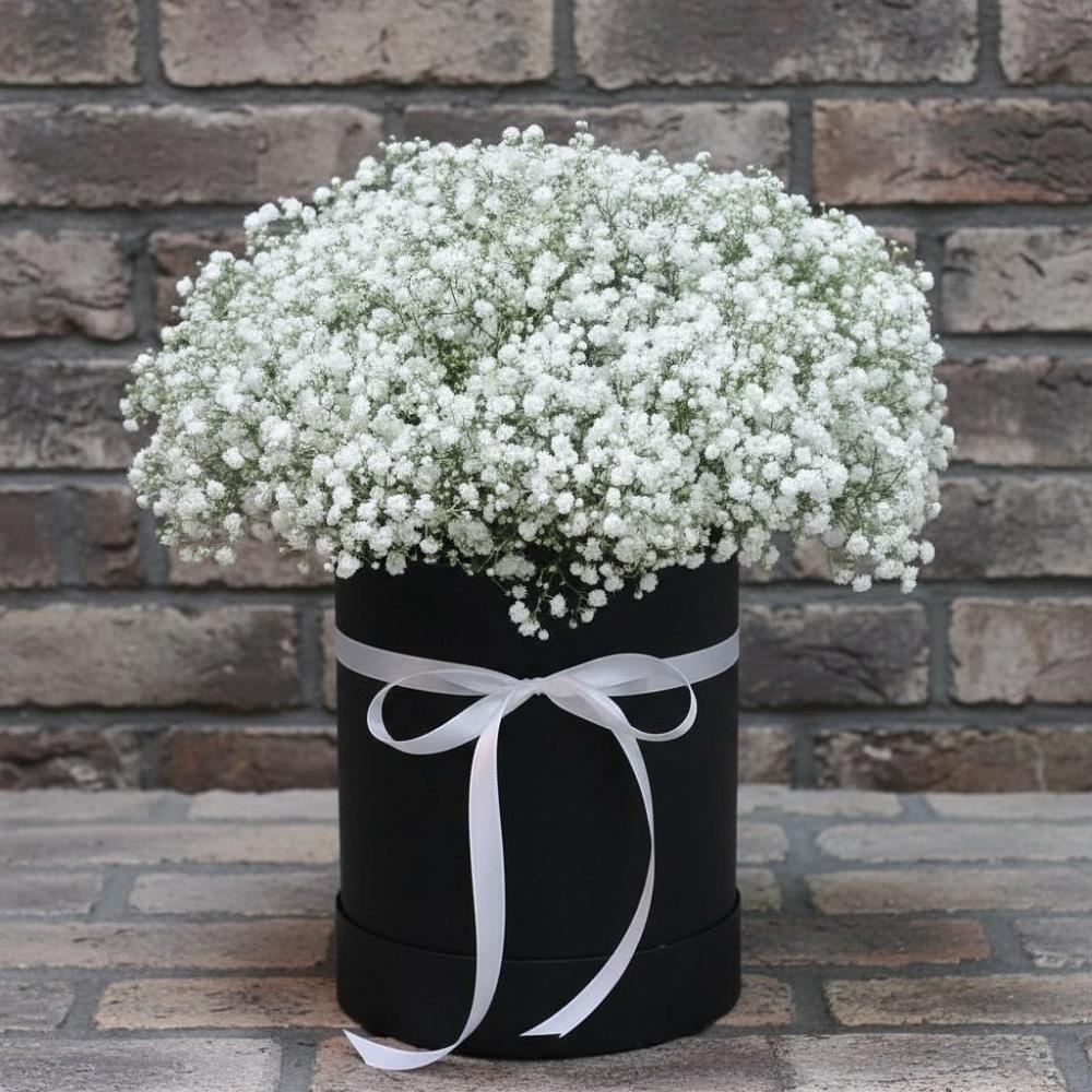 Цветочная композиция из Гипсофила в шляпной коробке в Елань-Колено