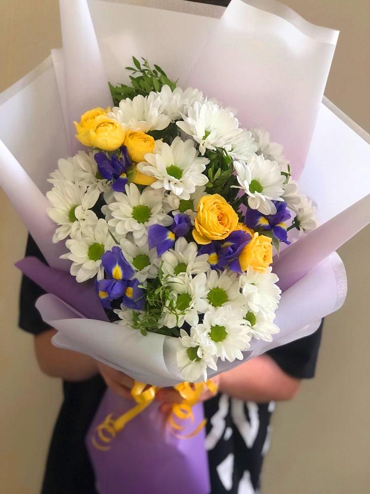 Букет цветов из: Ирисы, Хризантемы и Розы в Елань-Колено