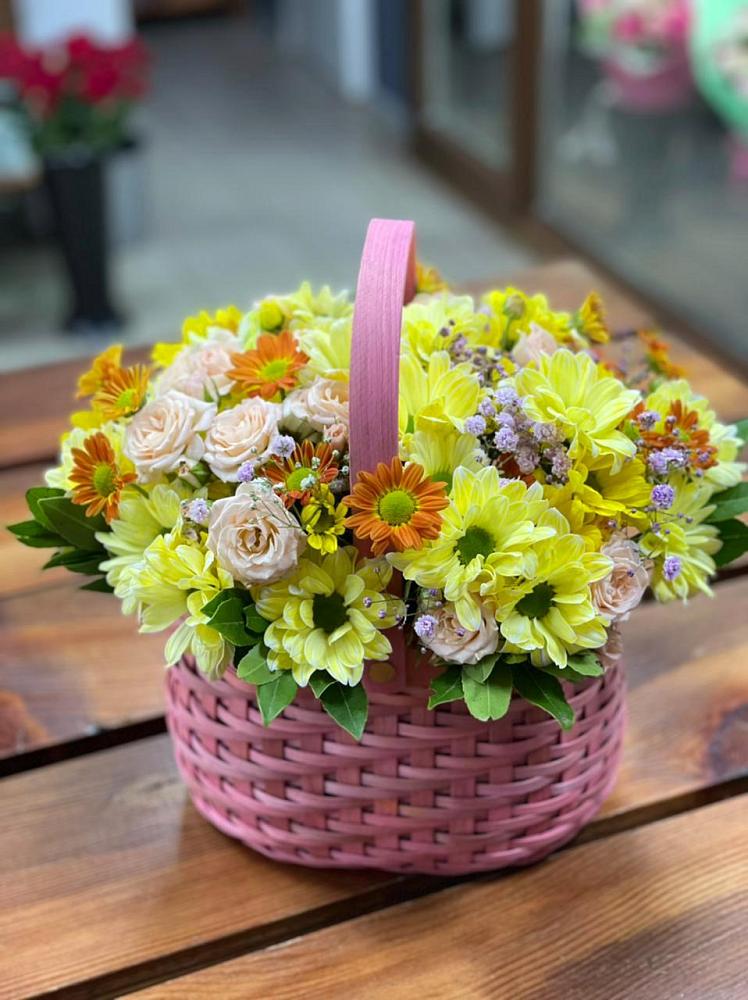 Цветочная композиция из Хризантемы и Розы в корзине в Елань-Колено