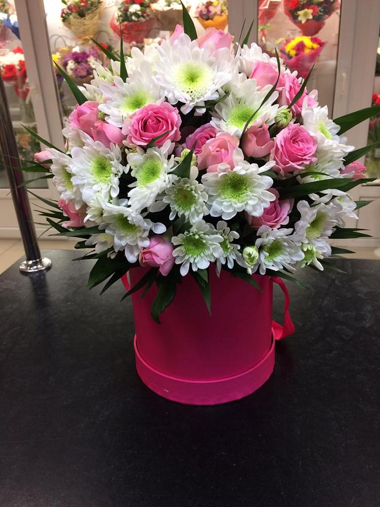 Цветочная композиция из Розы и Хризантемы в шляпной коробке в Елань-Колено