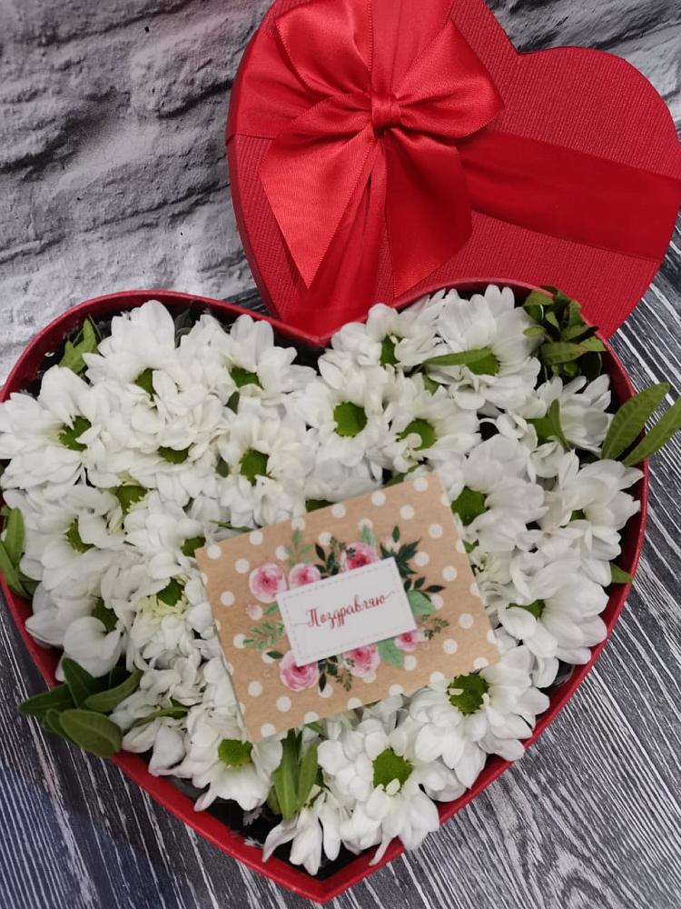 Цветочная композиция из Хризантемы в виде сердца в Елань-Колено