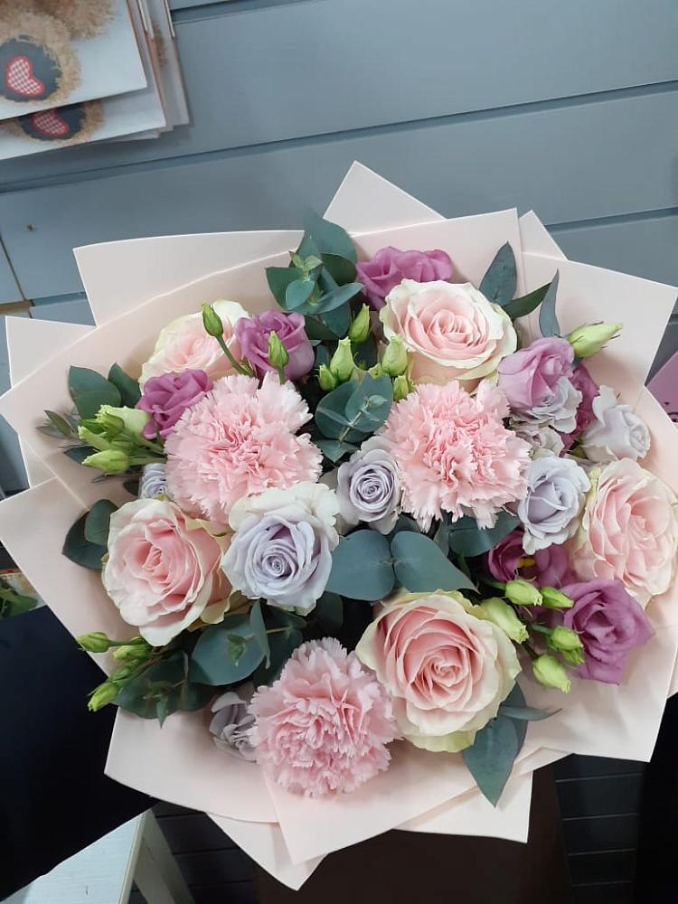 Букет цветов из: Розы, Гвоздики и Лизиантусы в Елань-Колено