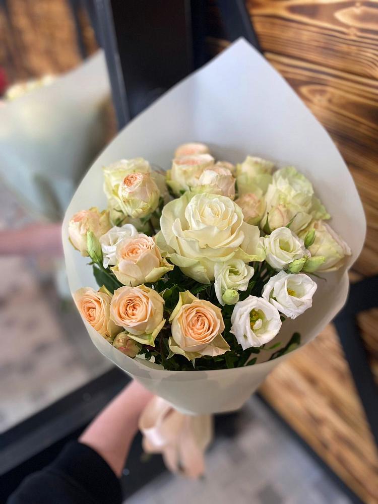 Букет цветов из: Розы и Лизиантусы в Елань-Колено